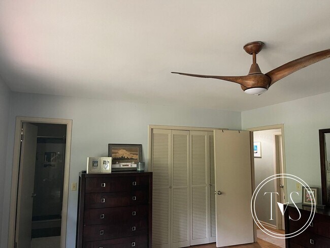 Building Photo - RATE DROP ALERT! (was $2800/month)