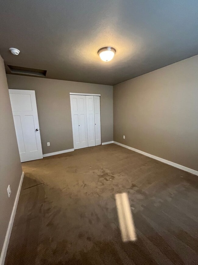 Building Photo - 3 bed 2.5 Bath Condo with 2 car garage