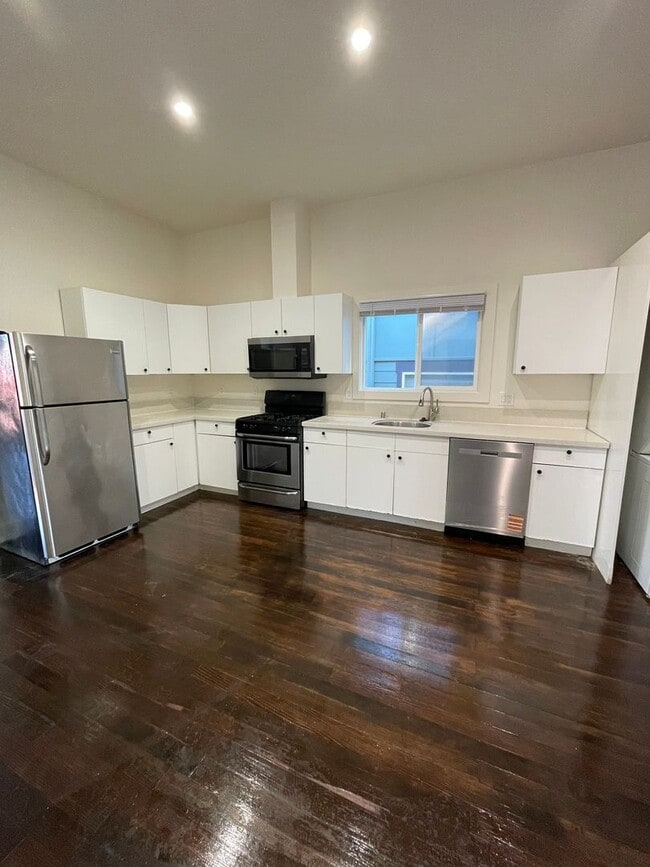 Primary Photo - 1/2 Off First Month's Rent, 6Bdrm, 3Bath