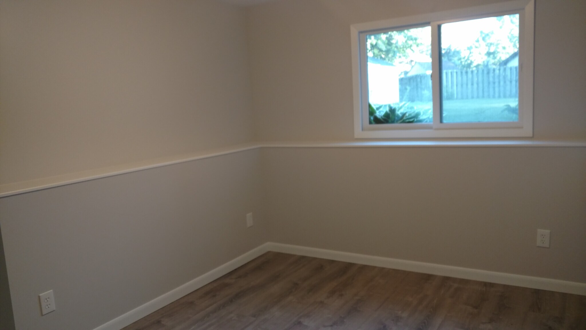 Building Photo - 1556 Hillview Rd