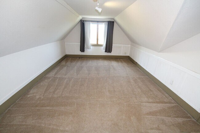 Building Photo - CHARMING 3 BEDROOM TUDOR REVIVAL APARTMENT W/ PUGET SOUND VIEWS