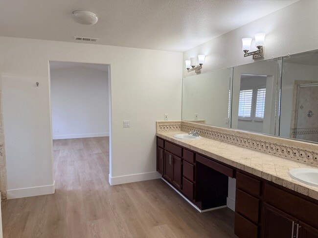 Building Photo - Amazing 5 bedroom home for rent in North Fontana