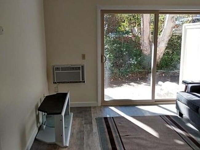 Building Photo - Age 55+ Only - Remodeled One Bedroom Condo - Age 55+ Only