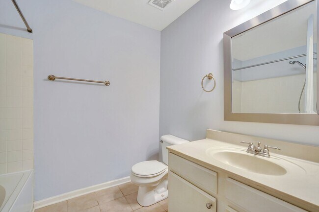 Building Photo - Stylish Condo On Hilton Head Island – Available Now!