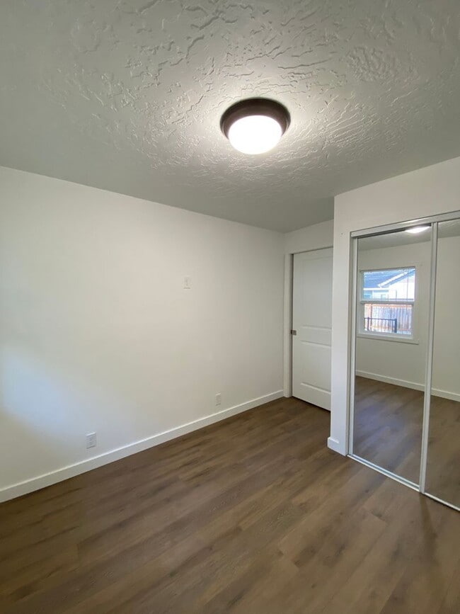 Building Photo - 355irv