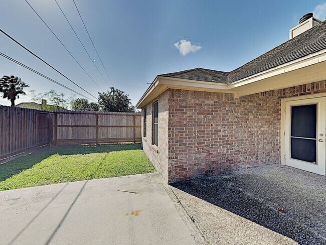Building Photo - 6510 Lens Dr