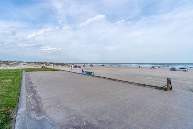 Building Photo - 14898 Granada Dr