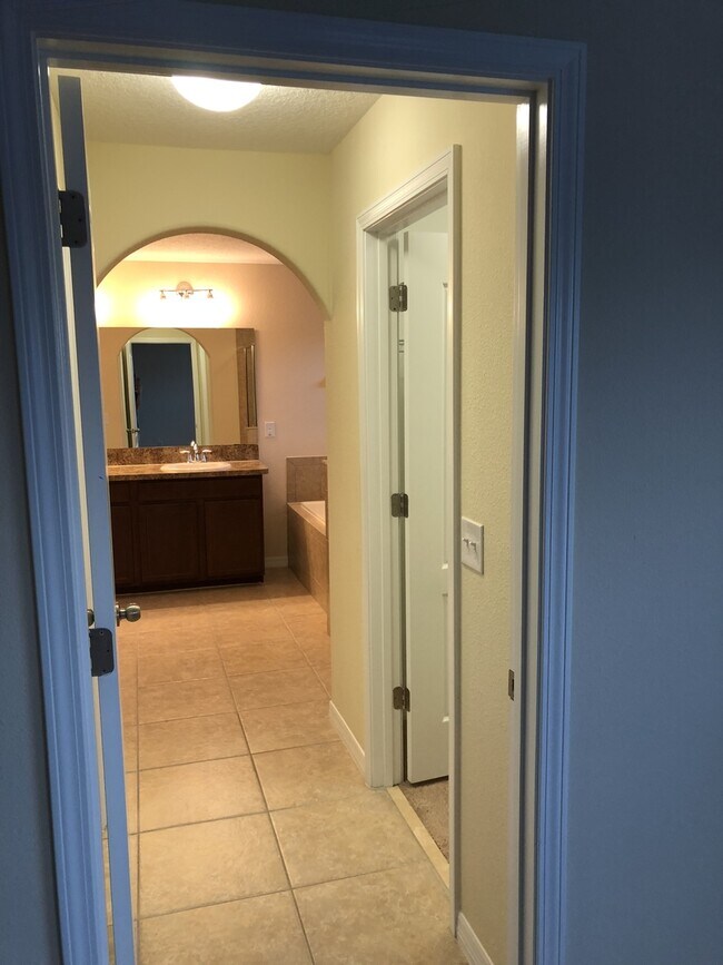 Building Photo - Beautiful Renovated 3/2.5 Located In Independence
