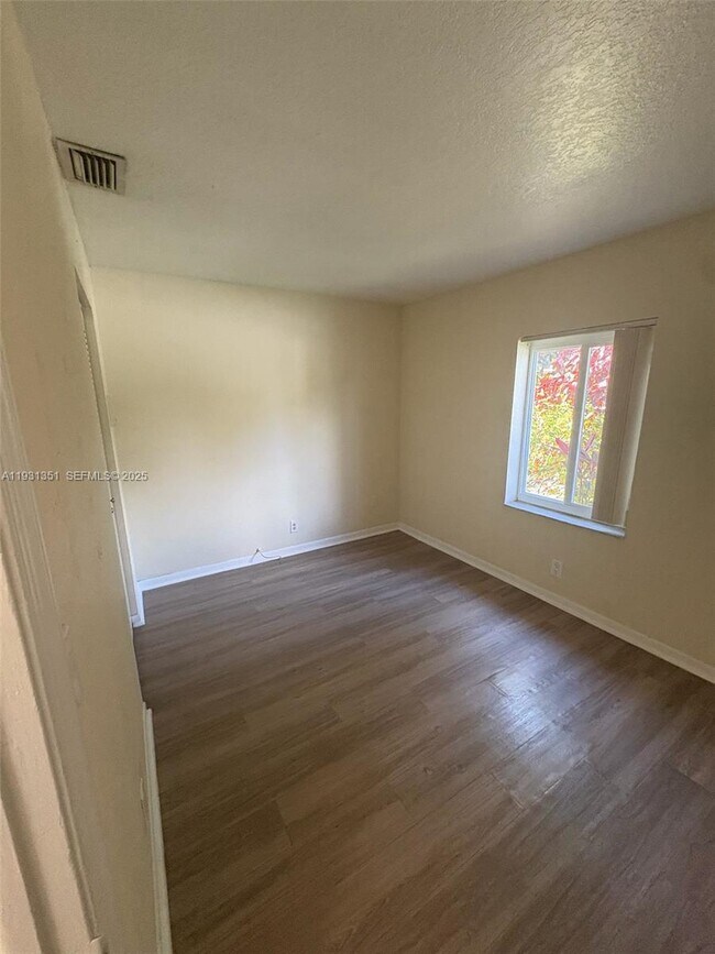 Building Photo - 333 SW 80th Terrace