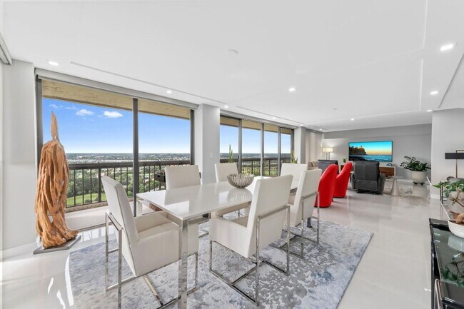 Building Photo - 1900 Consulate Pl