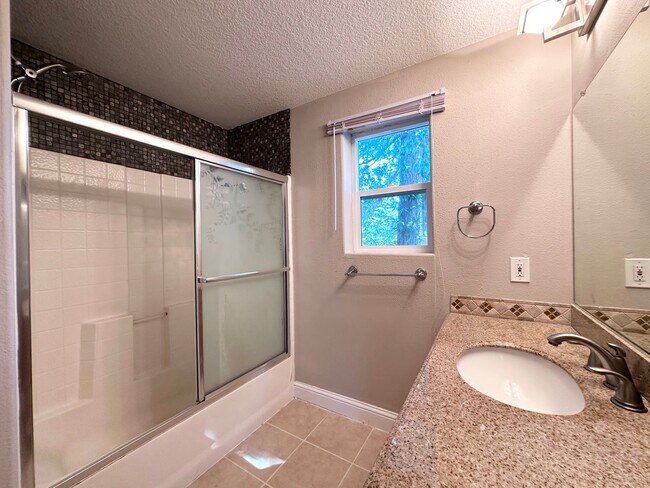 Building Photo - Gorgeous 3 Bed 2 Bath w/ Brand New Deck Patio Home in Cedar Hills! MOVE IN SPECIAL!