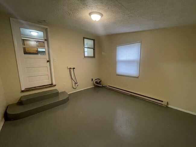 Building Photo - 3 Bedroom 1 Bathroom house Available Now!