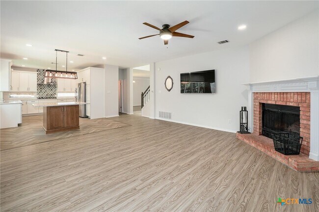 Building Photo - 703 Ivy Ct