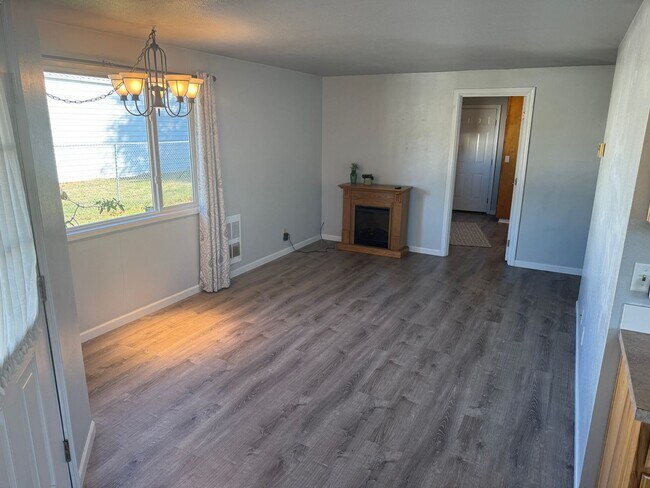 Building Photo - Super cute 2 bedroom, 1 bath house!
