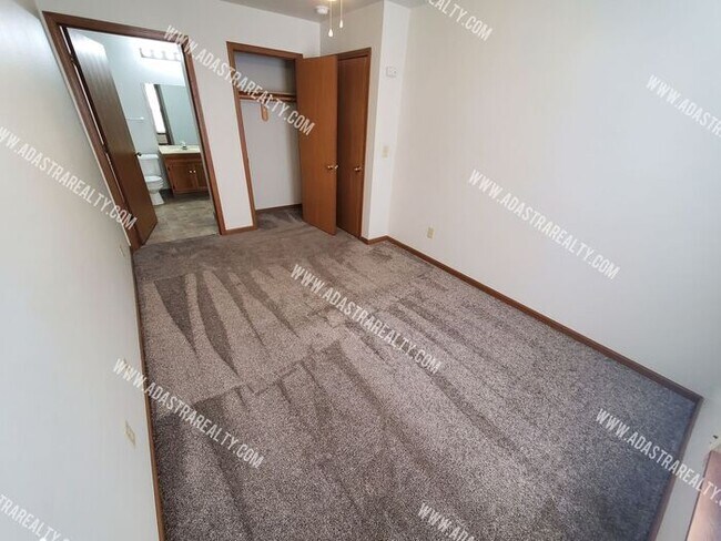 Building Photo - Affordable 2 Bedroom/2 Bath in Raymore-Available in MAY!!