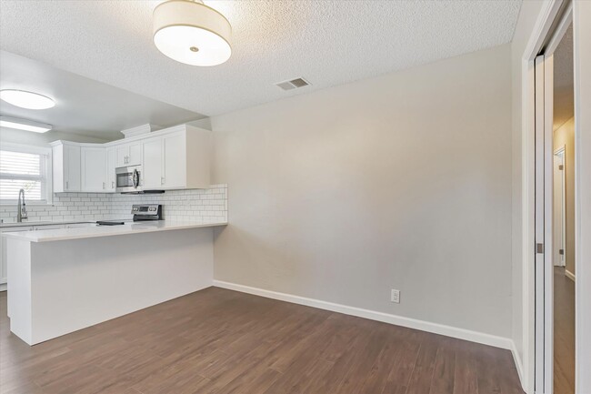 Building Photo - Updated home in Oak Grove