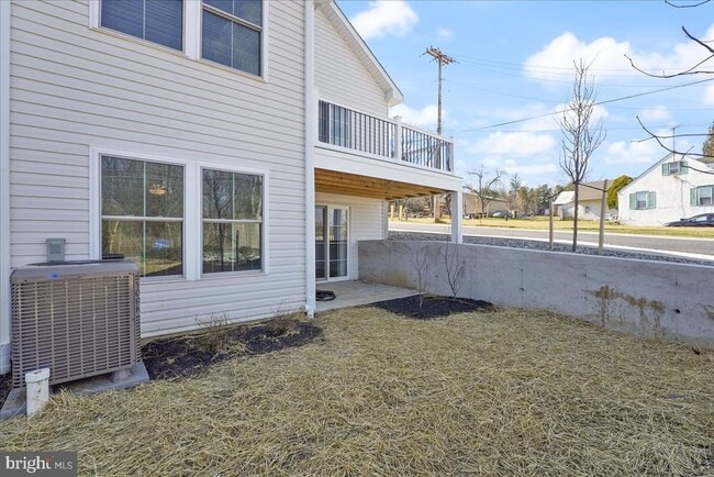 Building Photo - 552 Creek Rd