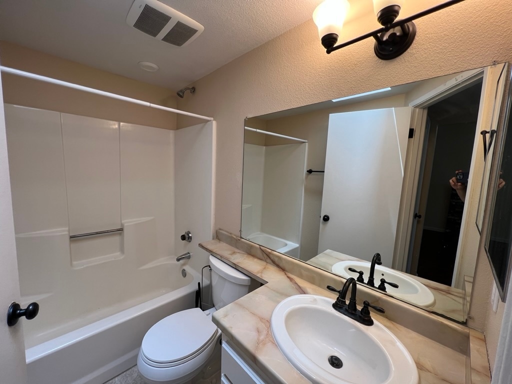 Hall Bathroom with Tub/Shower Combo - 212 Oak Meadow Ln