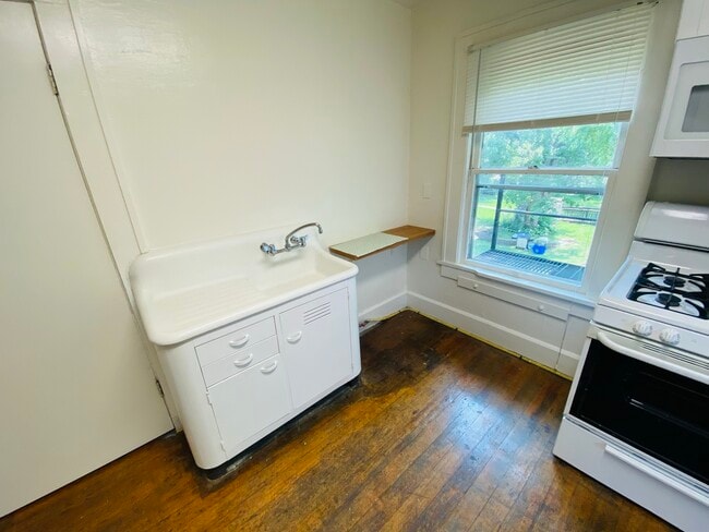 Building Photo - Private Room 714