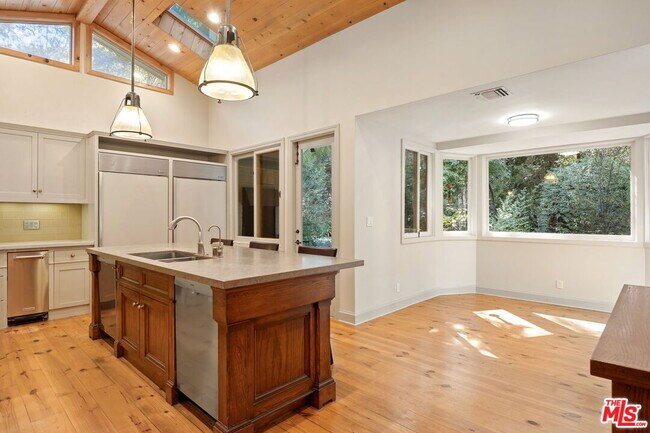 Building Photo - 7972 Mulholland Dr