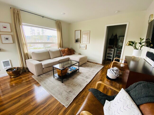 Building Photo - 517 W Milwaukee Dr