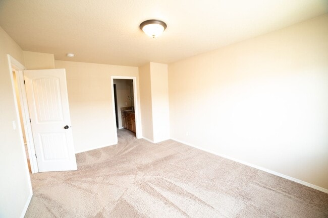 Building Photo - Newer Construction Townhome in Canby