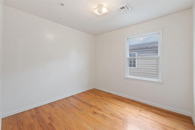 Building Photo - 82 Tuers Ave