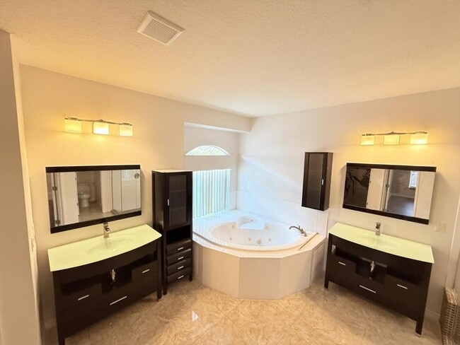 Building Photo - 8055 Glitter Ct