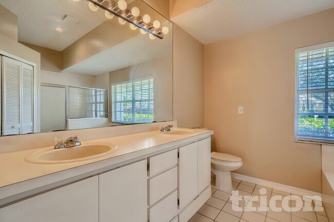 Building Photo - 856 Crestridge Cir