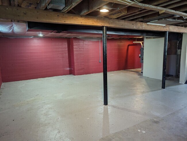 Building Photo - AVAILABLE NOW! - 2 Bedroom / 1 Bath Home i...