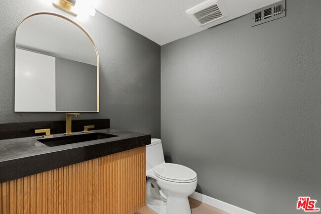 Building Photo - 4933 Collett Ave