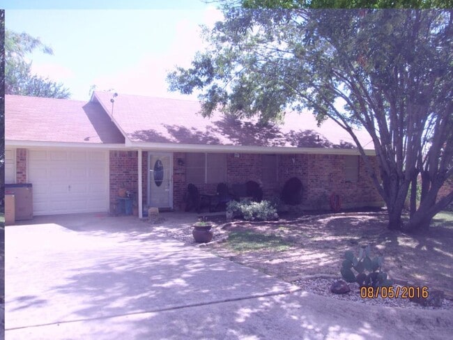 Primary Photo - 1219 Vivienne St