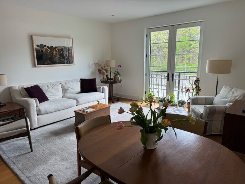 Living / Dining Room - 34 Bridge St