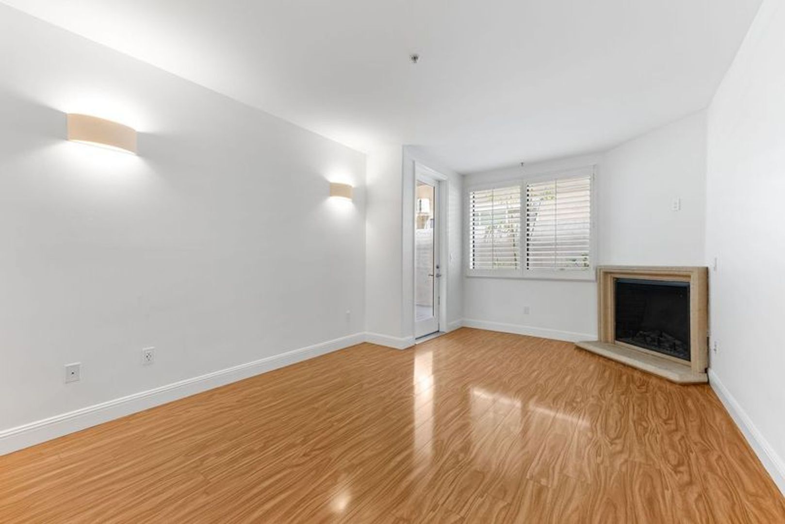 Building Photo - Modern 3 Bed, 2 Bath Condo for Lease – 1,320 Sq Ft – Prime Sherman Oaks Location