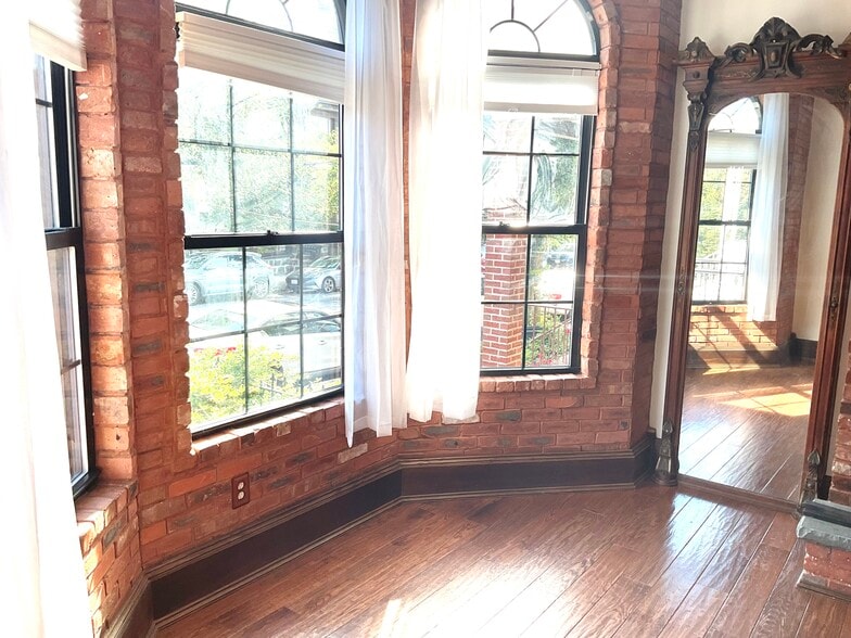 Building Photo - 15 49th St