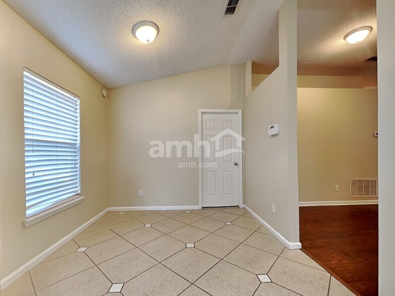Building Photo - 9261 Redtail Dr