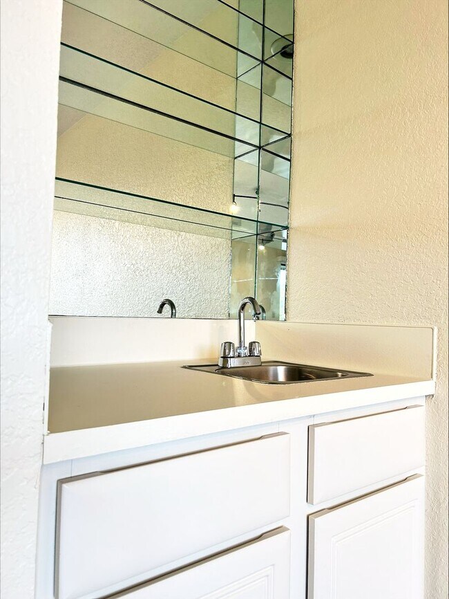 Building Photo - 2 Bedroom 1.5 Bath Condo Renton - 1 Carpor...