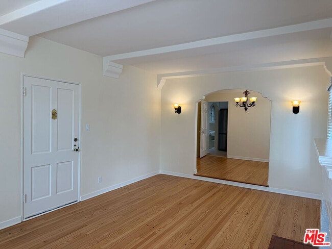 Building Photo - 617 W Glenoaks Blvd