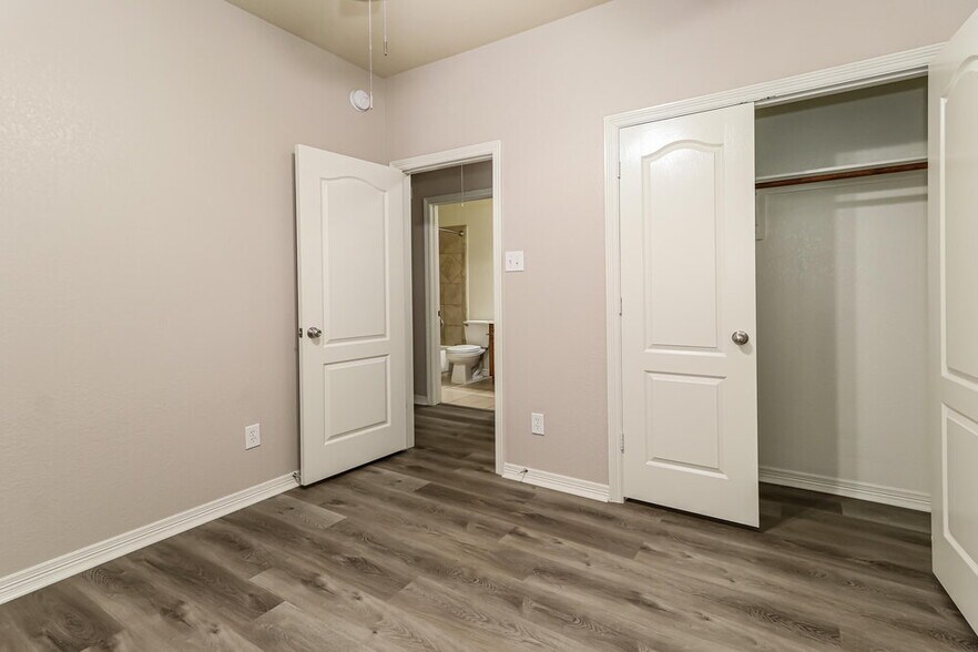 Building Photo - 969 Oak Lynn Dr