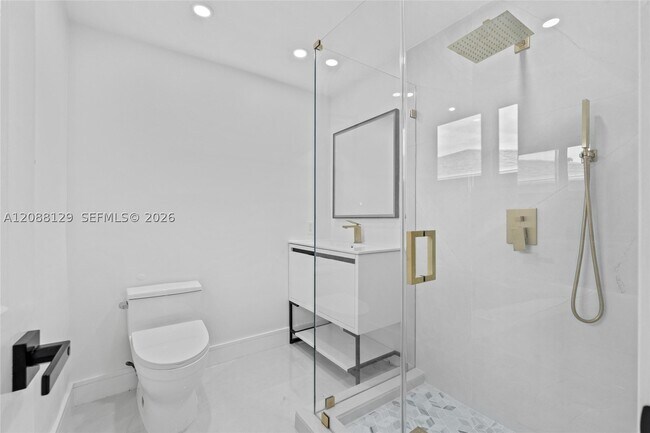 Building Photo - 719 SW 25th Ave