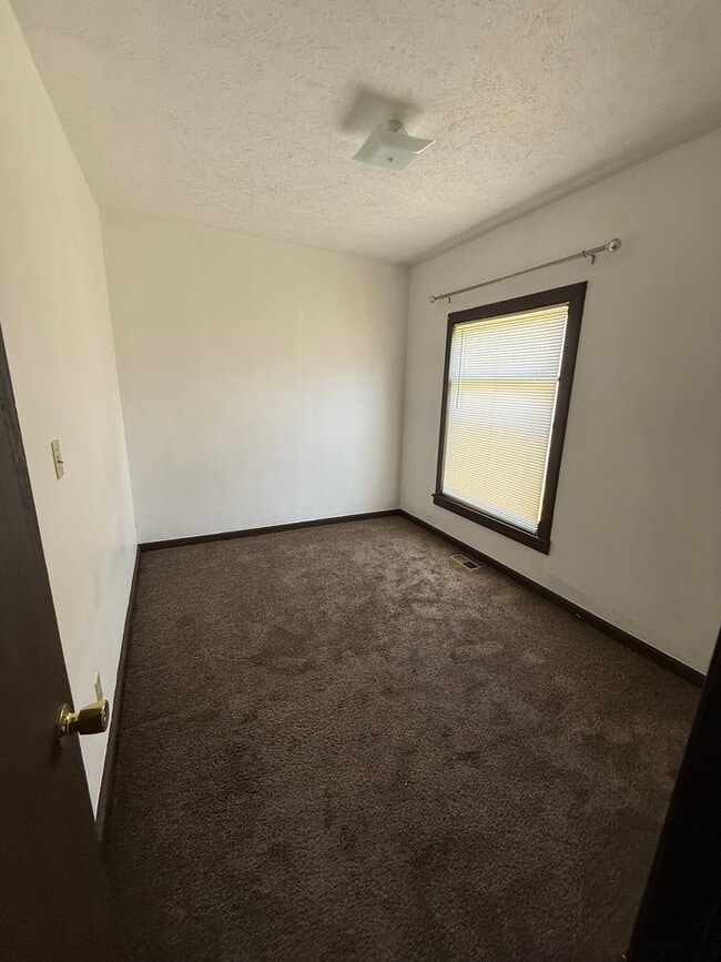Building Photo - 3 Bedroom, 1 Bathroom House