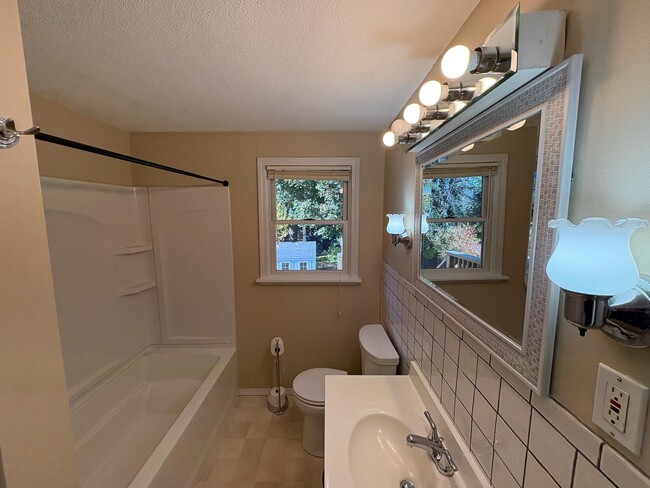 Building Photo - 15 Kingston Dr