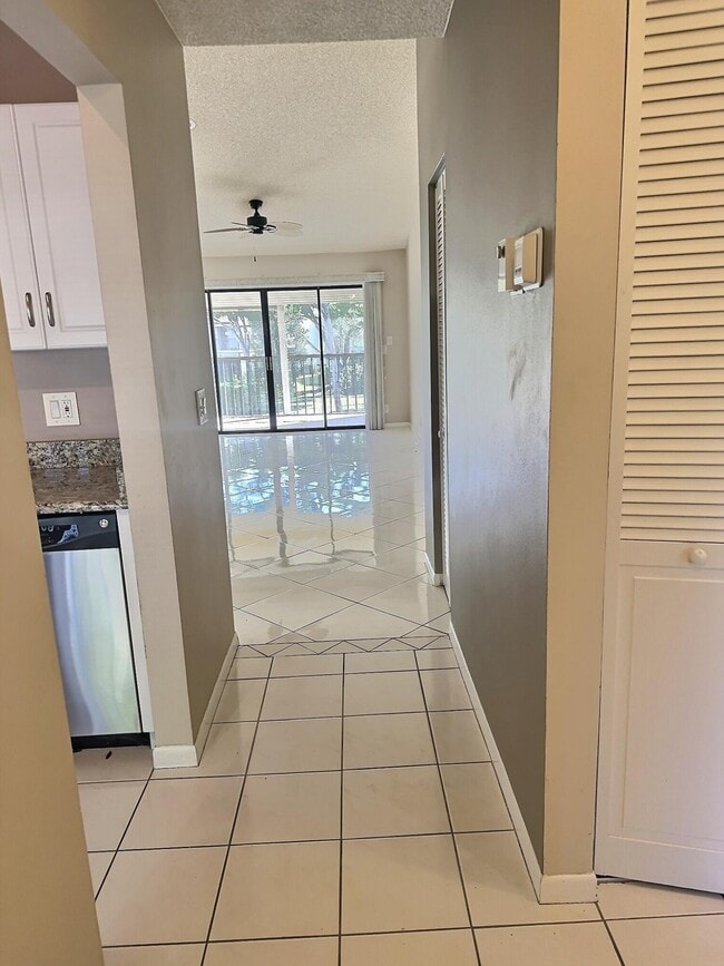 Building Photo - 3348 Lucerne Park Dr