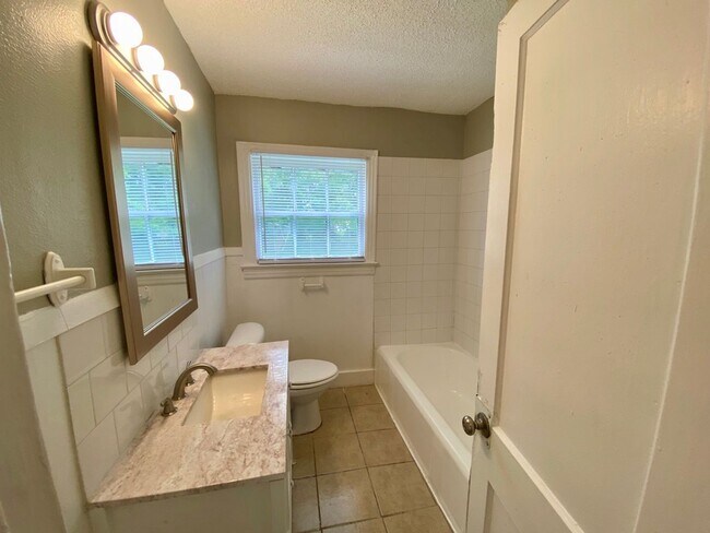 Building Photo - Charming home with a large fenced backyard...