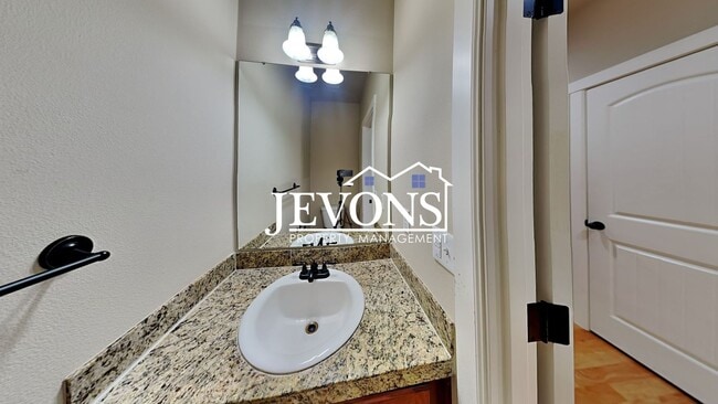 Building Photo - Spacious 5-bedroom home in a great community with 2-car garage, washer and dryer, just minutes fr...