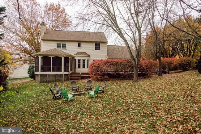 Building Photo - 15292 Surrey House Way