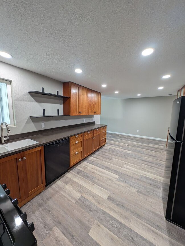 Building Photo - Large, Remodeled 2 Bedroom Duplex Unit on ...
