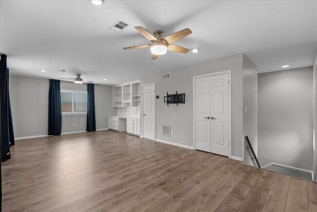 Building Photo - 2105 Murfield Dr