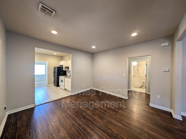 Building Photo - 2235 E 10th St