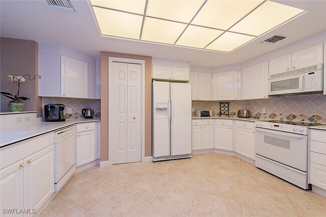 Building Photo - 7117 Pelican Bay Blvd